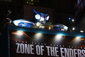 秋葉原に出現中の『ZONE OF THE ENDERS』ジェフティ （撮影：オタラボ） (C)Konami Digital Entertainment