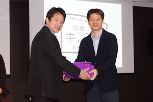 河野弘氏から手渡された「究極のキャラ弁」 北瀬佳範氏 『FINAL FANTASY』『METAL GEAR』シリーズ 生誕 25 周年記念「究極のキャラ弁」贈呈式